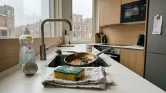 Waarom je grof zout op je afwasspons strooit (en wat het níét voor je doet)