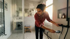 Heet douchen: wat het doet met je huid en hoe je de juiste temperatuur vindt