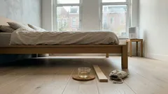 Muffe slaapkamerlucht? Dit doet een glaasje azijn onder je bed (en wat écht verschil maakt)