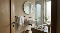 Vet haar na één dag? Zo fris je je aanzet op met micellair water (zonder te wassen)