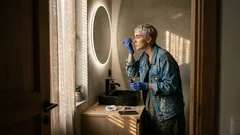 Grijze wenkbrauwen verven: zo pak je het thuis veilig en natuurlijk aan