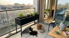 Een balkon als extra kamer: de slanke metalen plantenbak die het verschil maakt