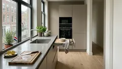 De plek voor je magnetron die je keuken direct rustiger maakt (zonder elke dag te bukken)