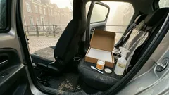 Zo kom je van hondengeur in de auto af: 4 stappen voor een blijvend frisse auto