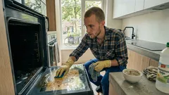 Aangekoekt vet en nare luchtjes weg: zo maak je je elektrische oven schoon zonder agressieve middelen