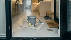 Witte azijn in het dweilwater: slim idee, maar niet voor elke vloer — zo doe je het goed